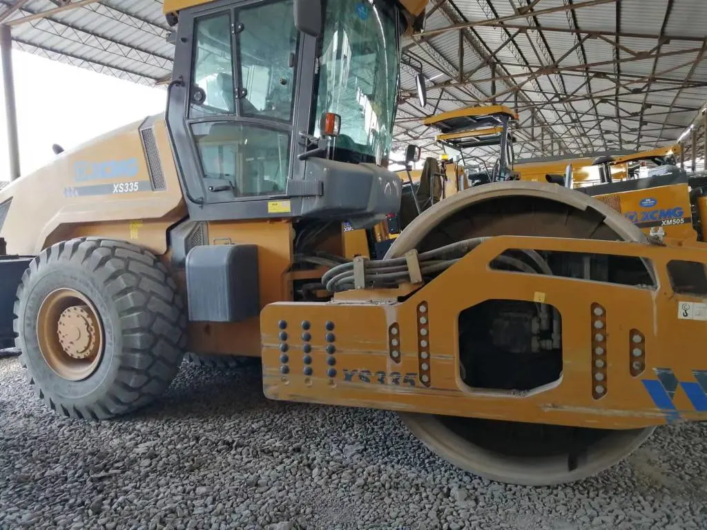 Langues de 12 tonnes tambour unique Compacteur de sol rouleaux XS123 130HP complète de la route d'entraînement de tambour unique rouleau vibratoire compacteur Machine.