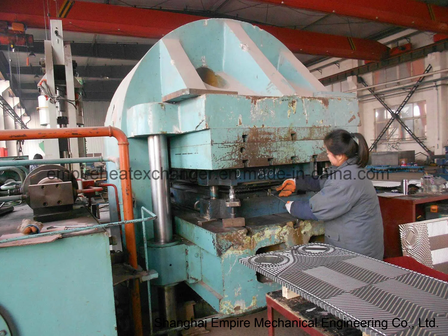 16000t Presse hydraulique, Ligne de production d'échangeur de chaleur, Presse de fabrication de plaques d'échangeur de chaleur.