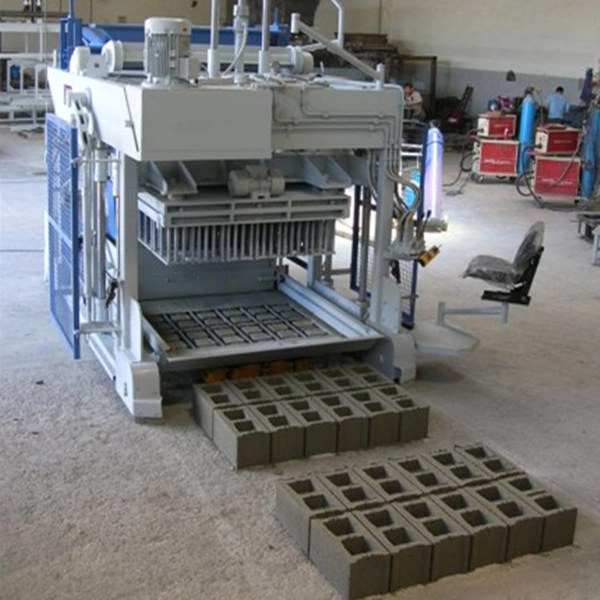 Déplacement de la ponte des oeufs de type machine à fabriquer des blocs de béton, finisseur Machine automatique de bloc de béton de ciment, de pavage brique creuse machine à fabriquer des blocs de verrouillage