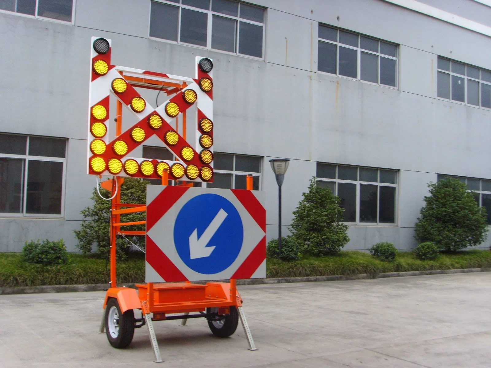 LED Traffic Arrow Board / Solar Arrow Board Trailer / Mobile Display Signal with Trailer