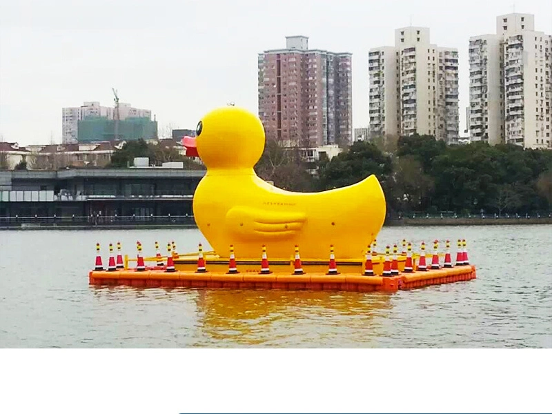 Gigante dique flotante de fibra de vidrio con forma de Pato Amarillo para el parque acuático al aire libre