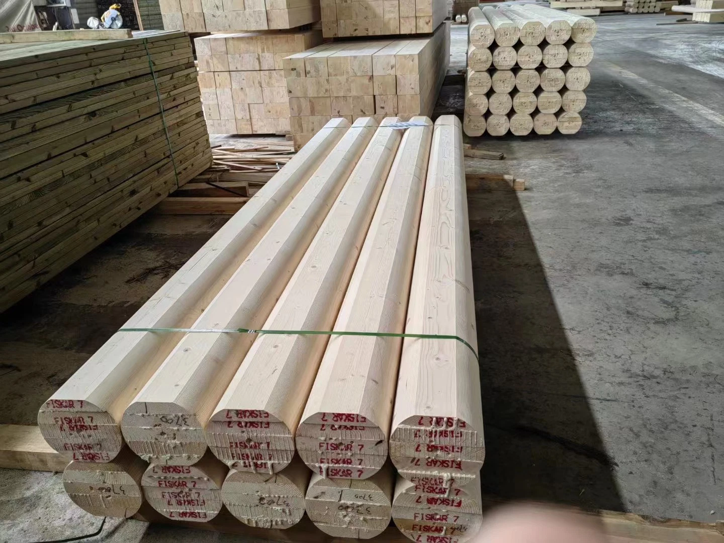 Engineering Pine Drying Long Size Round Wooden Column