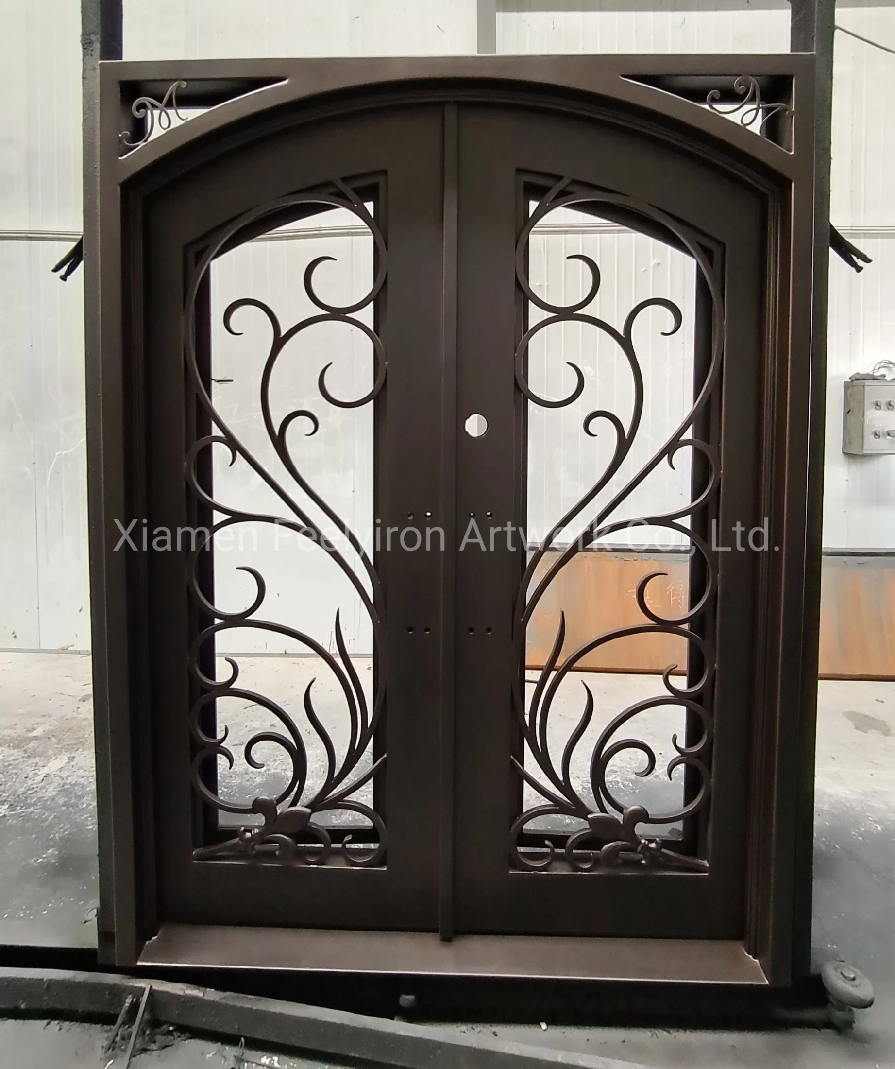 Superior de la plaza de estilo americana clásica de doble puerta decorativos de hierro forjado.