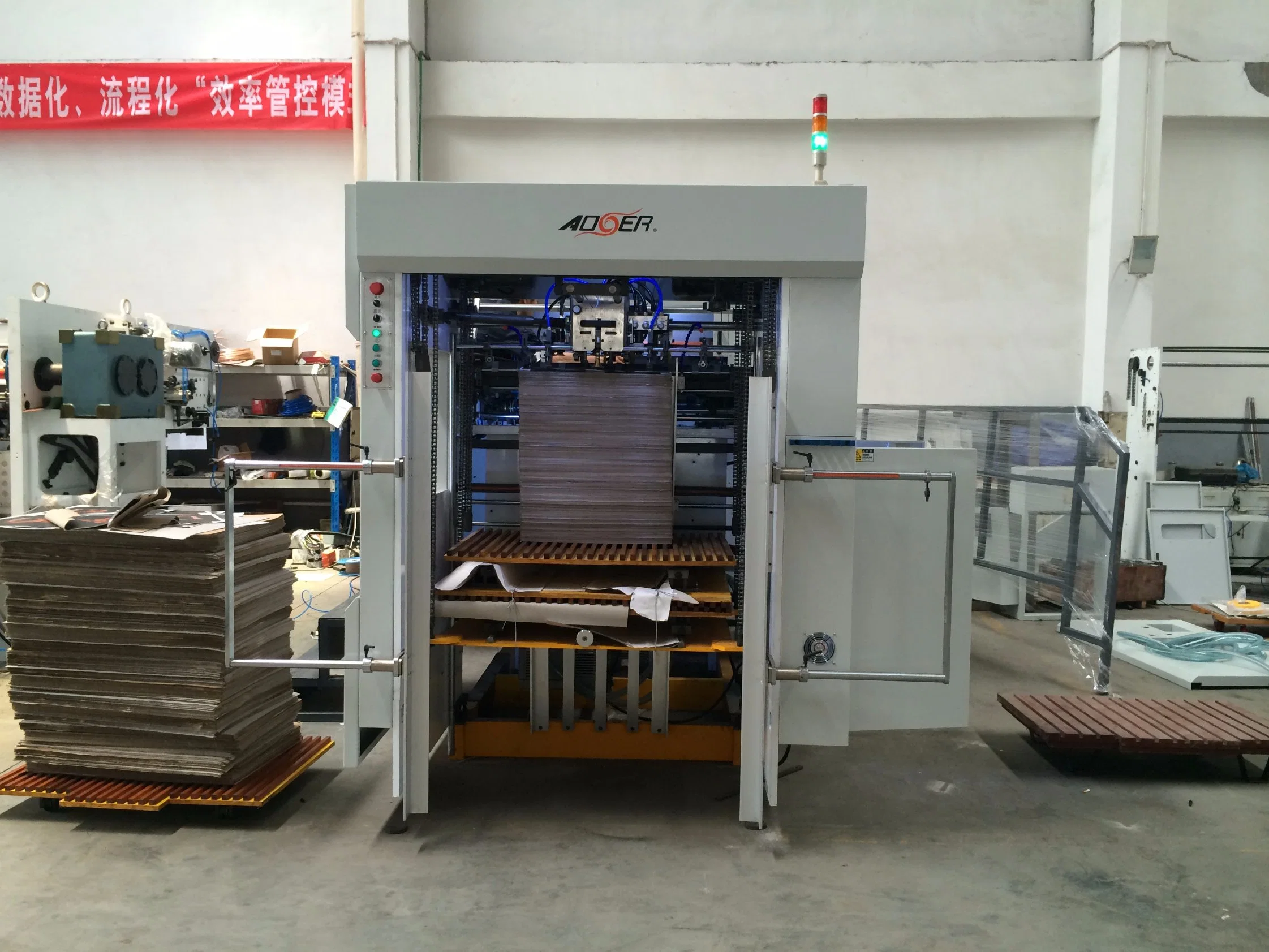 Máquina automática de troquelado de papel corrugado (AEM-1080)