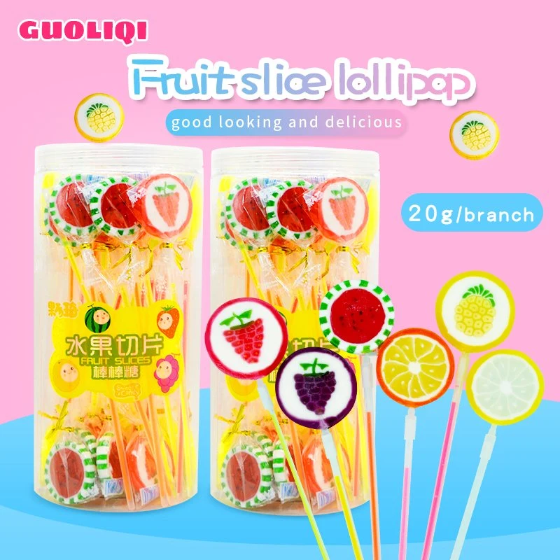 Los caramelos de colores hechos a mano en forma de fruta cortada en rodajas Lollipop