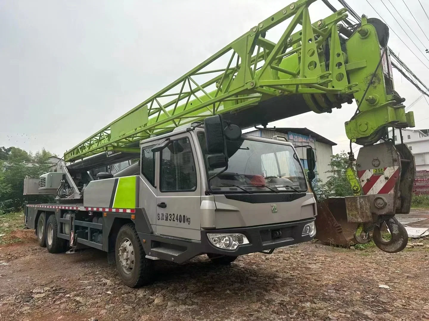 2020 Zoomlion 25ton Equipamento de elevação com grua para camiões usado Maquinaria da empresa de construção