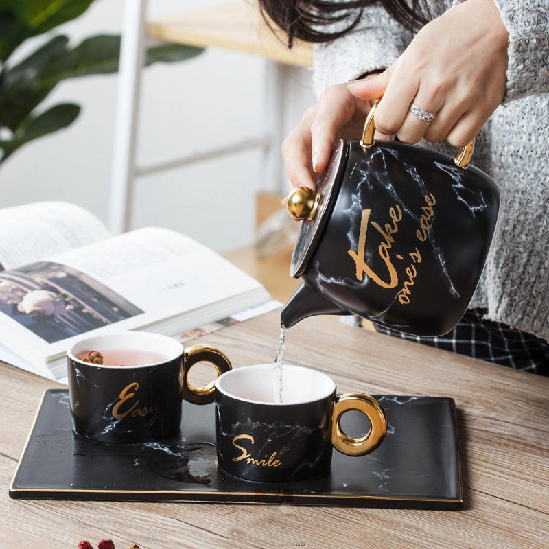 Tasse en céramique de café de haute qualité en or nordique, ensemble de bouilloire et grille-pain, ainsi que boisson classique pour le thé de l'après-midi.