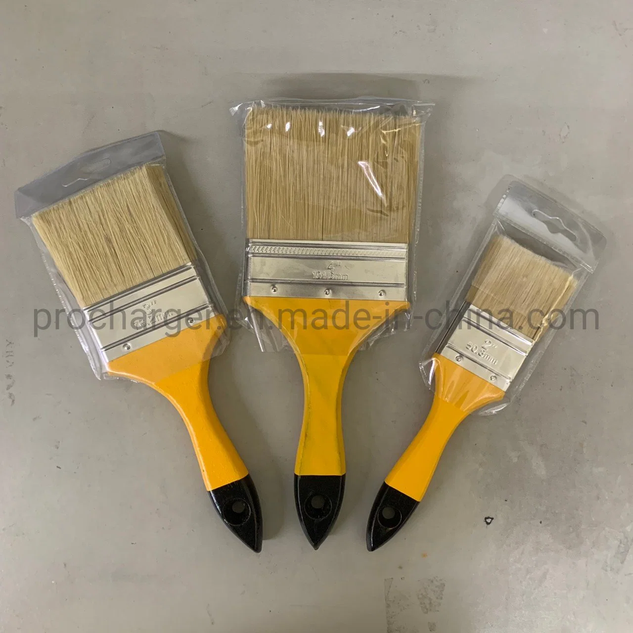 Pinceau plat en solde de 1/2" à 4" avec manche en bois jaune.