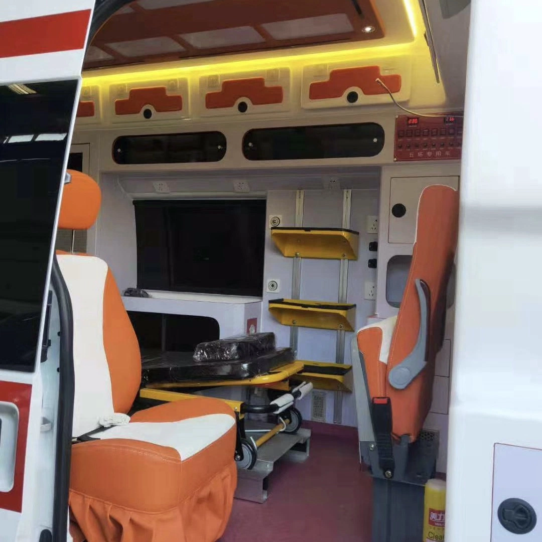 Ambulancia por Corsover en la UCI Transporte enfermo lesionado o infección viral poeple