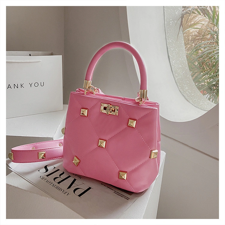 The New Bucket Bag Big Rivet Rhombic Shoulder -Shoulder Messenger Small Square Bag Fashion Network Red Handbag Women&prime; S Bag Foreign Trade Bags