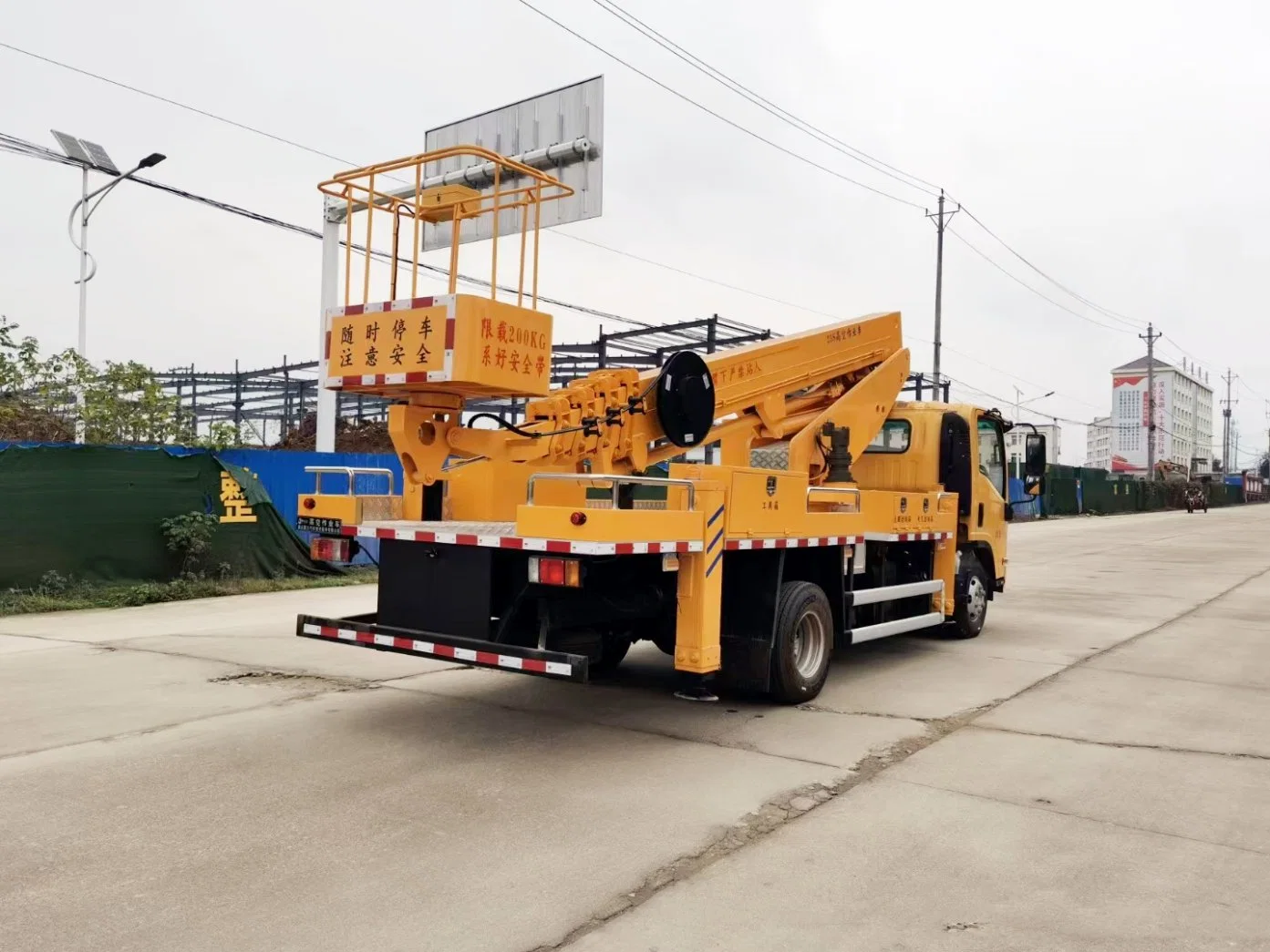 Isuzu 20m-24m Insulated Bucket Aerial Platform Sky Lift Truck with 1 Ton Hoisting Hook Insulated Arm Optional