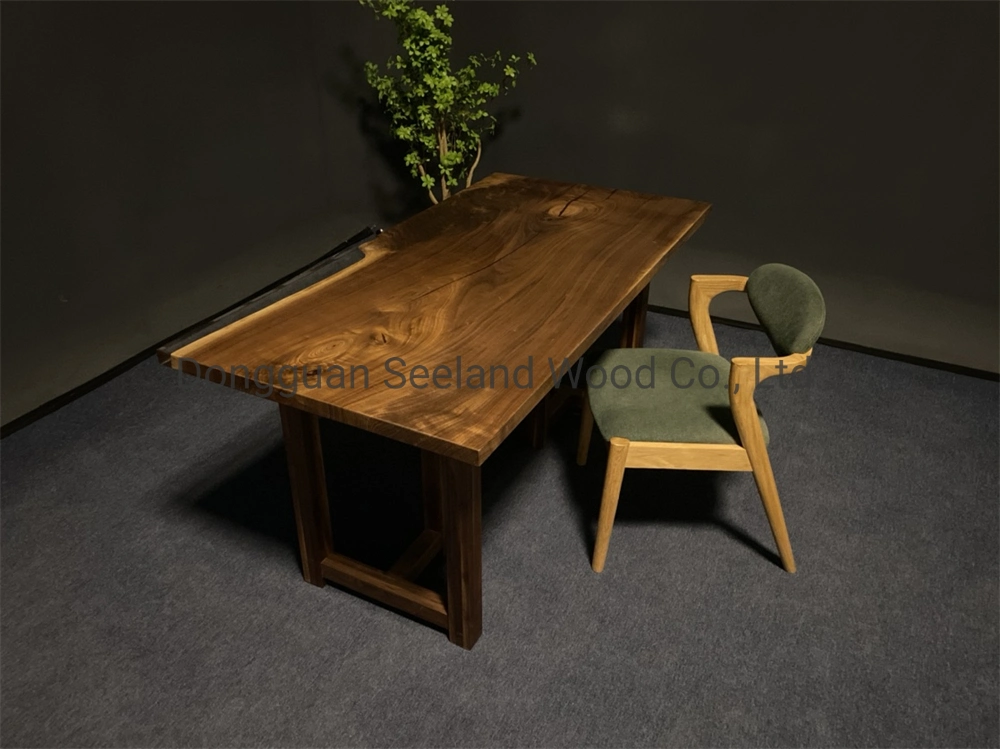 Table de salle à manger / de conférence en bois massif de noyer / érable avec bord brut.