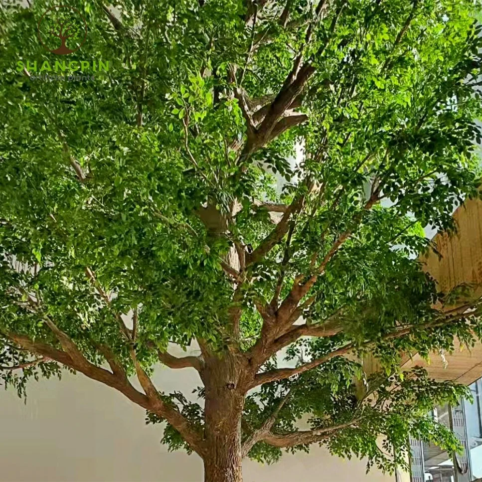 Regardez un grand arbre artificiel naturel sur mesure en fibre de verre, un faux arbre ficus banyan.