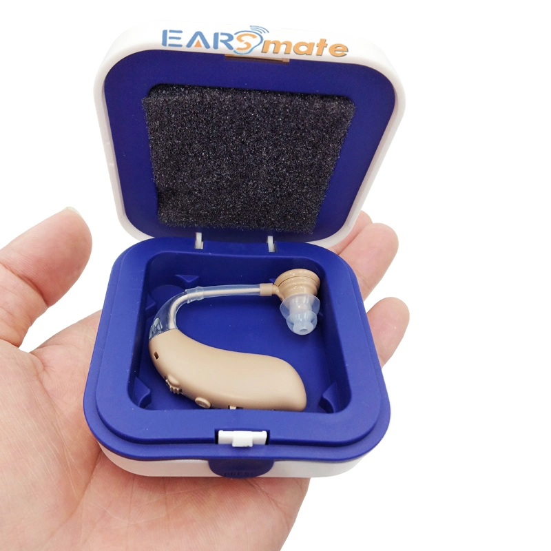 En el mostrador de audífonos para sordera del oído recargable 2021