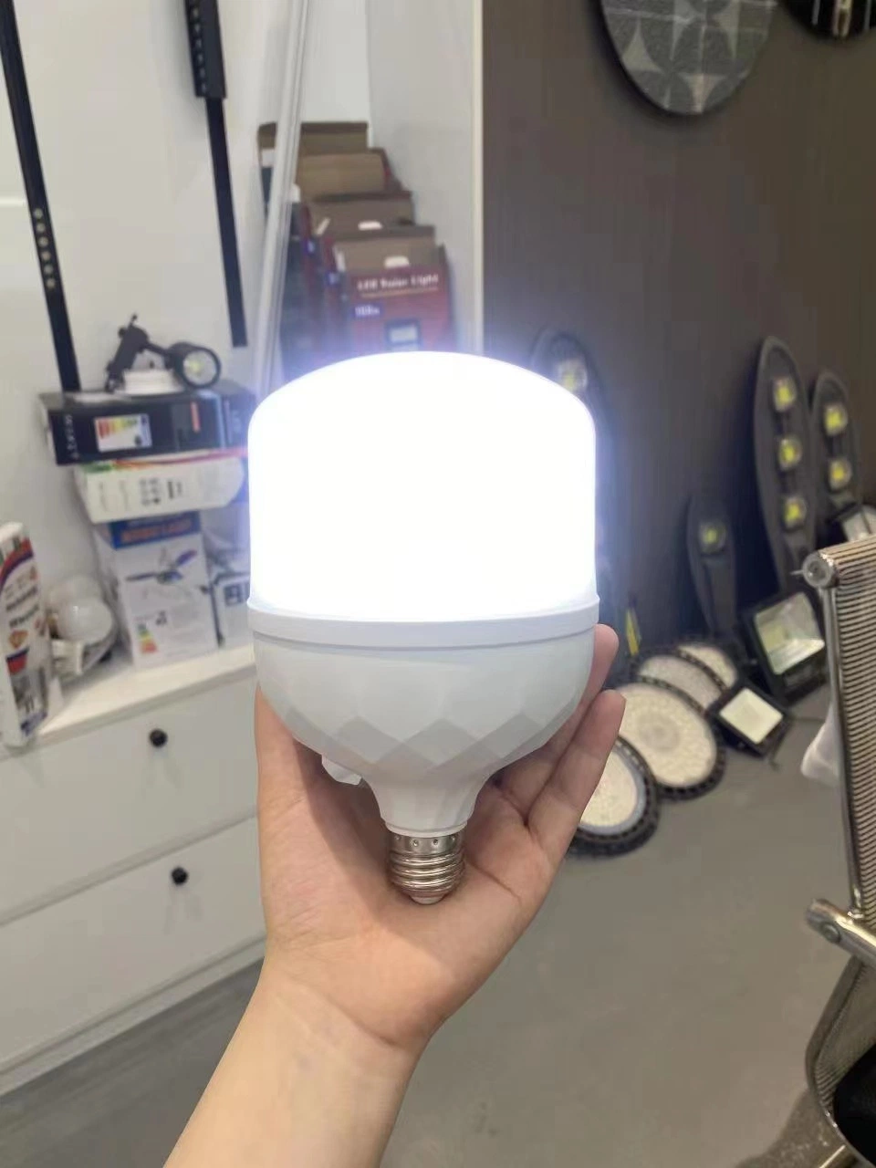 Lâmpada LED de emergência recarregável personalizada de qualidade superior, 9 W, 12 W, 6500 K. Lâmpada de emergência 6000K 110-270V E27 B22