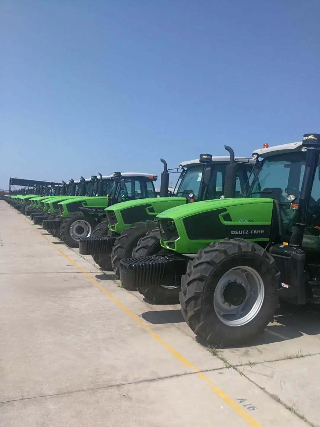 140CV 6 Cylinder Engine Powerful Tractors 14 Inch Luk Clutch Zf China Front Axle Grammer Seat Creeper Gearshift with Dozer and Ditch Digger