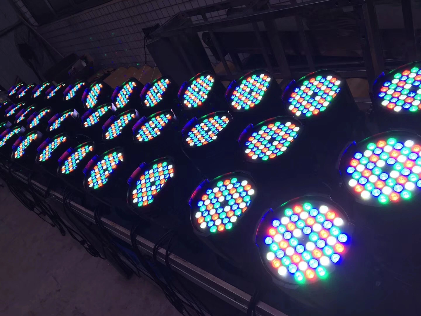 RGBW LED de couleur par la lumière 54*3W Disco partie d'éclairage de scène de l'événement