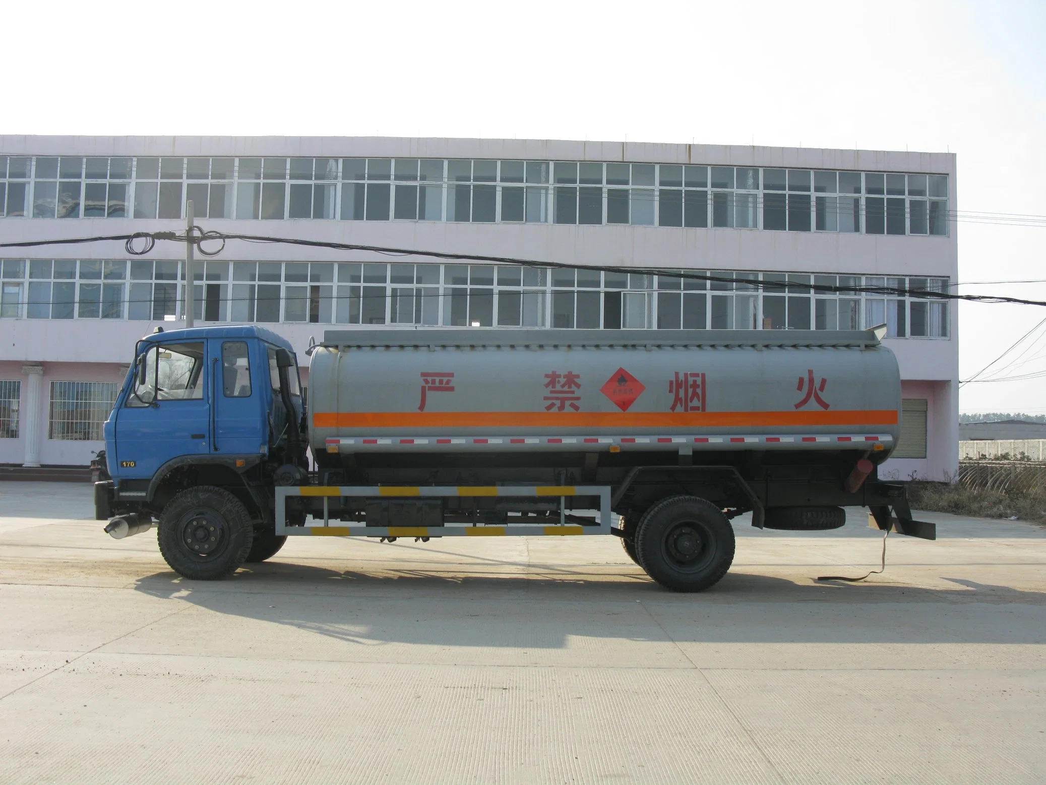 7ton 8ton 9ton Dieseltank für Benzinöl 12000L Kraftstofftank LKW 12m3 Öltanker mit Spender