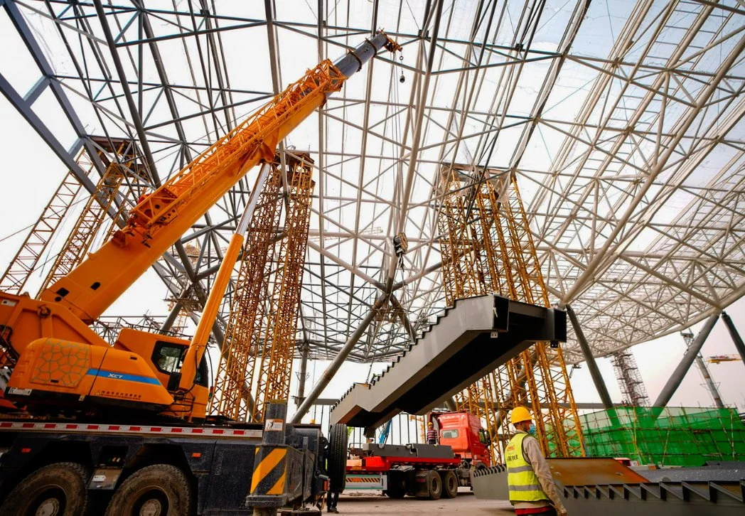 Beliebte maßgeschneiderte Multi-Span Arch Landwirtschaftlichen grünen Haus mit Hydroponics-System Für Tomaten/Gurken/Salat/Pfeffer/Frühlingszwiebeln/Brunnenkresse