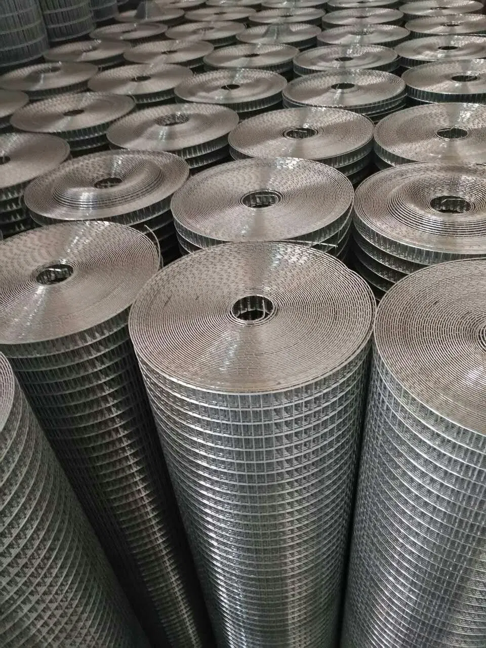 China Fornecedor de 1/2 ferro galvanizado de arame soldado Rolo de malha de 25mm orifício para a construção da gaiola de coelho