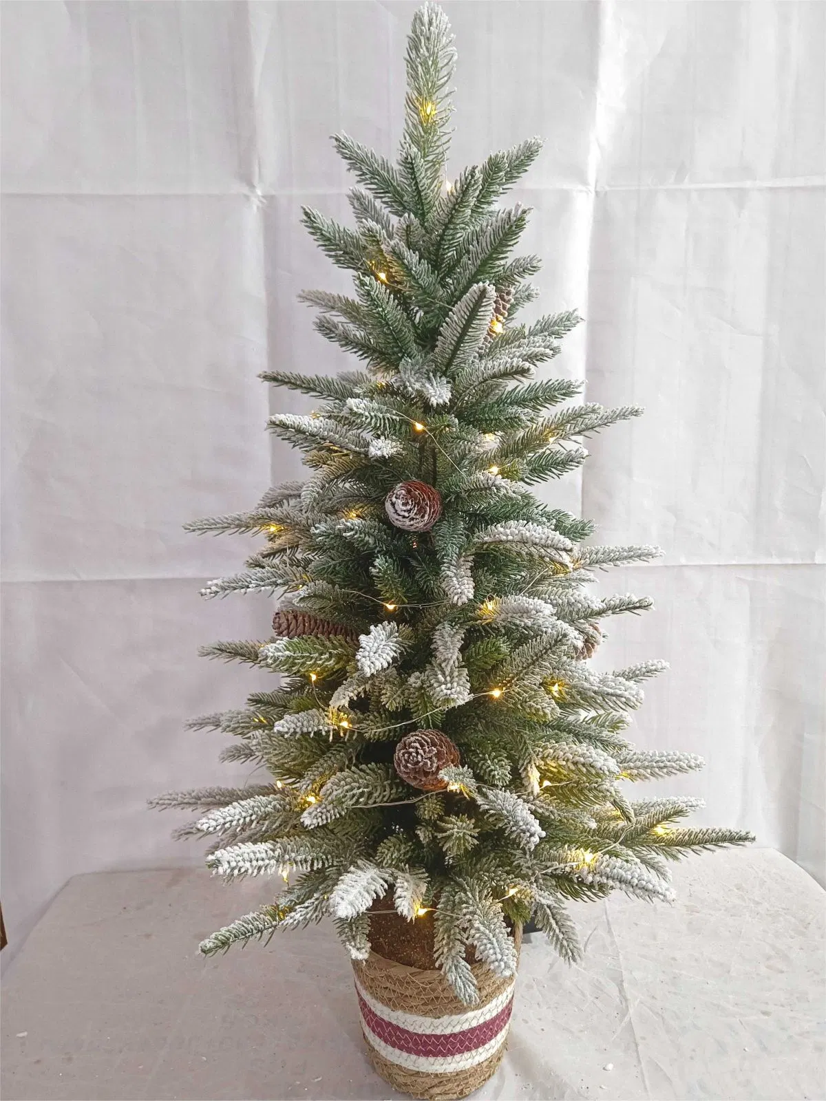 Usine OEM personnalisés Arbre de Noël Mini LED Pre-Lit arbre artificiel floqué porche avec Pin artificiel éclairé Pinecones Arbre de Noël fabricant en Chine