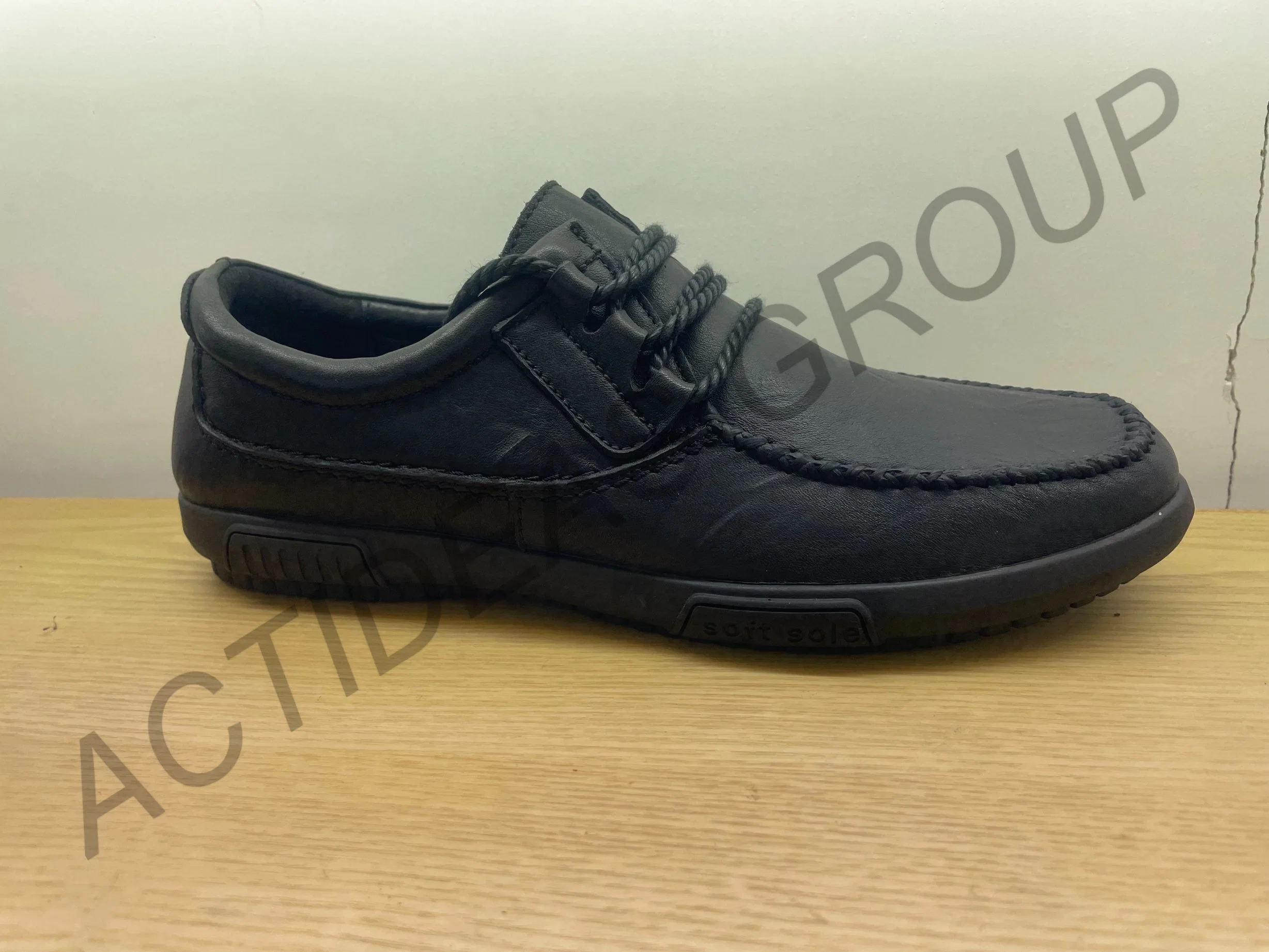 Sapatilhas casuais com logótipo personalizado para homem com atacadores arredondados para um look formal Calçado de barco Loafer em Couro para homem