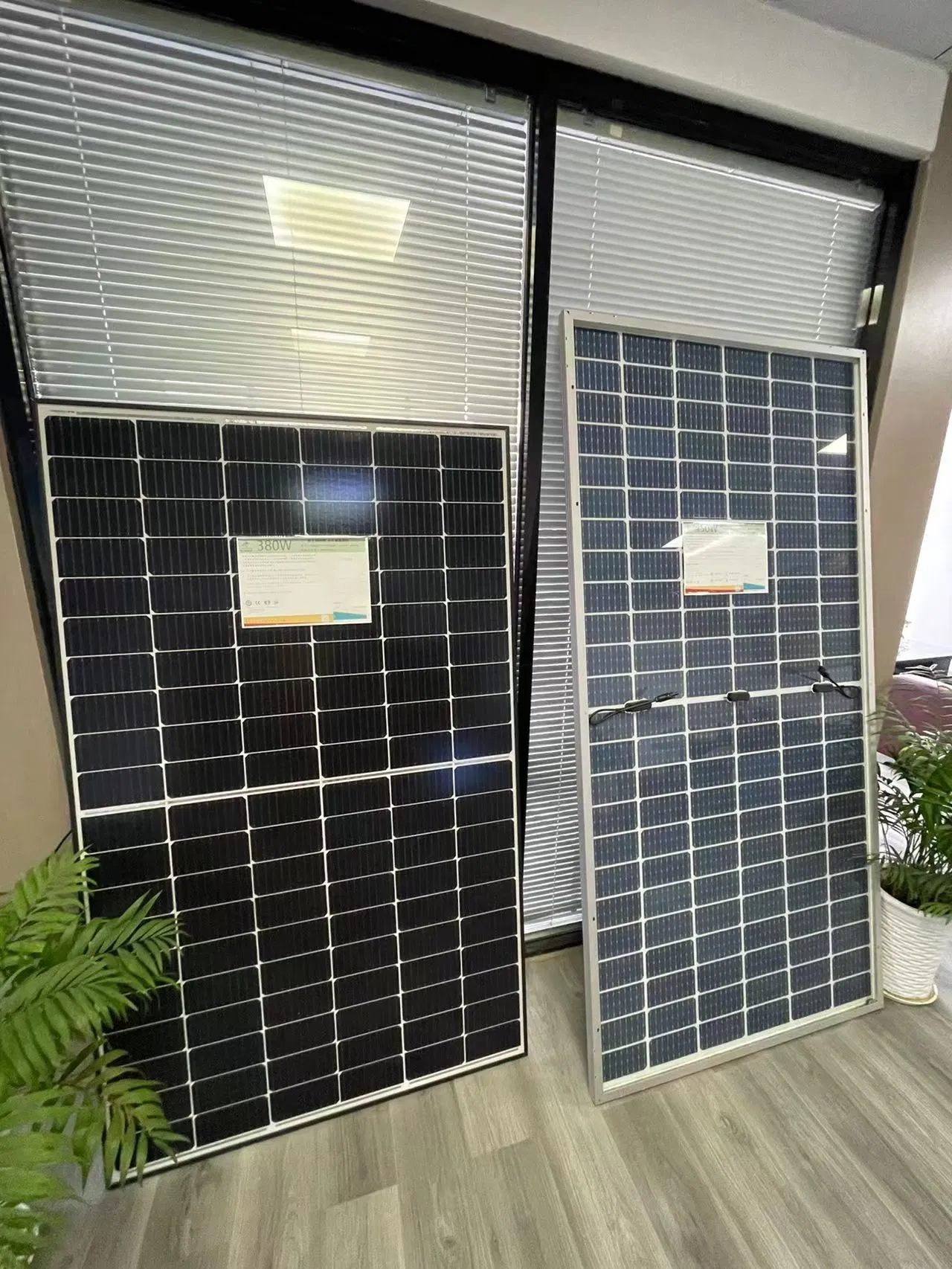 555W 560W 565W 570W 575W High Power Generation Panel Outside The Home Photovoltaic Canadian/Longi/Jinko/Ja Solar/Risen/Trinasolar/Yingli/Hanwha