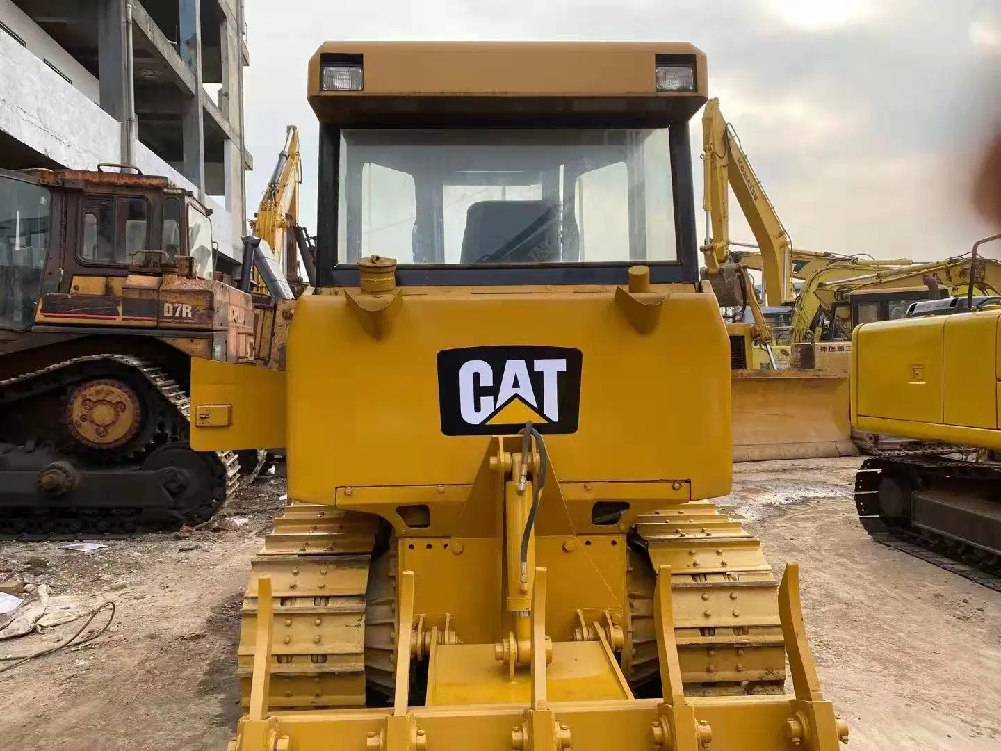 Bulldozer hydraulique usagé tracteur d'origine Caterpillar D4G lame Cat d'occasion D4G Vente à chaud équipement de construction de produit