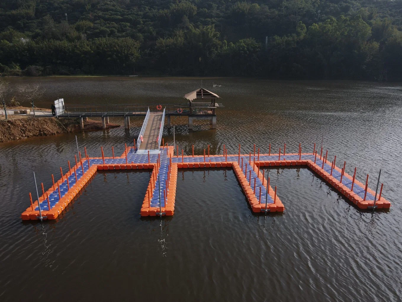 El material nuevo dique flotante de plástico cubo pontón flotante utilizado Embarcadero para la venta