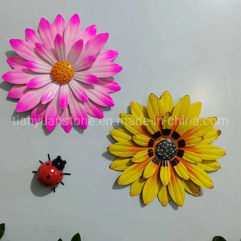Металлические цветы на стене дома на открытом воздухе в помещении оформление произведений искусства с одной спальней и гостиной управление сад