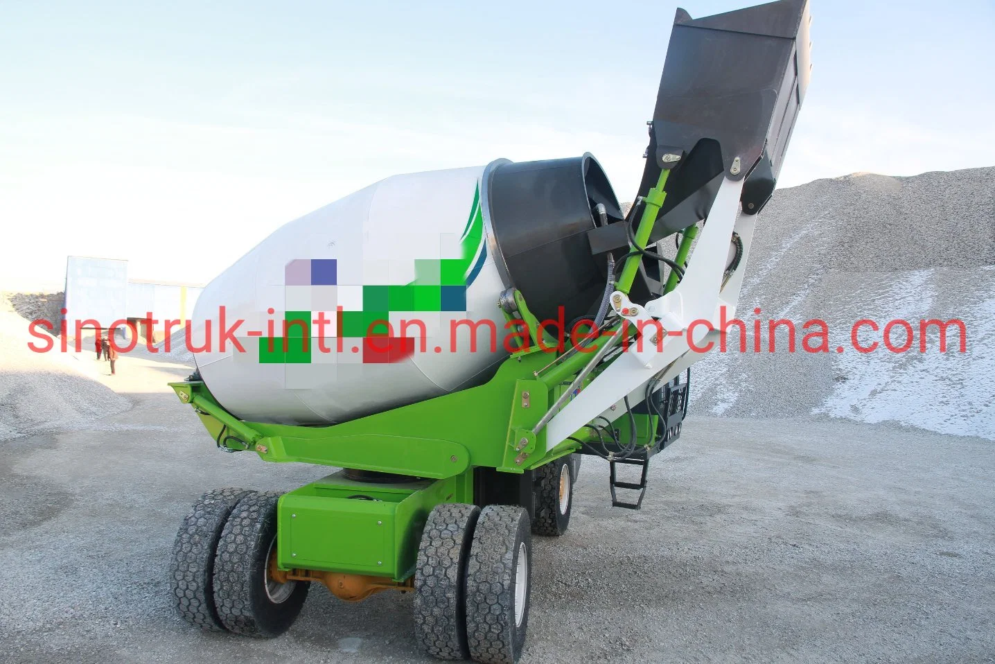 Portable Mini Concrete Mobile Mixer with Self Loading