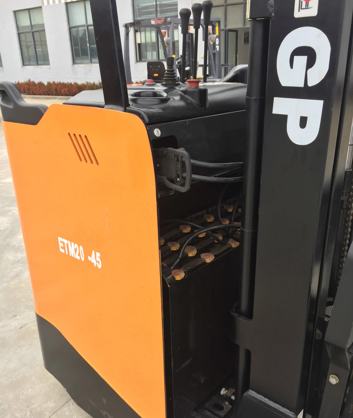 Equipamento de armazém 2 Ton suporte eléctrico sobre o REACH Truck com 4,5 m de altura de elevação