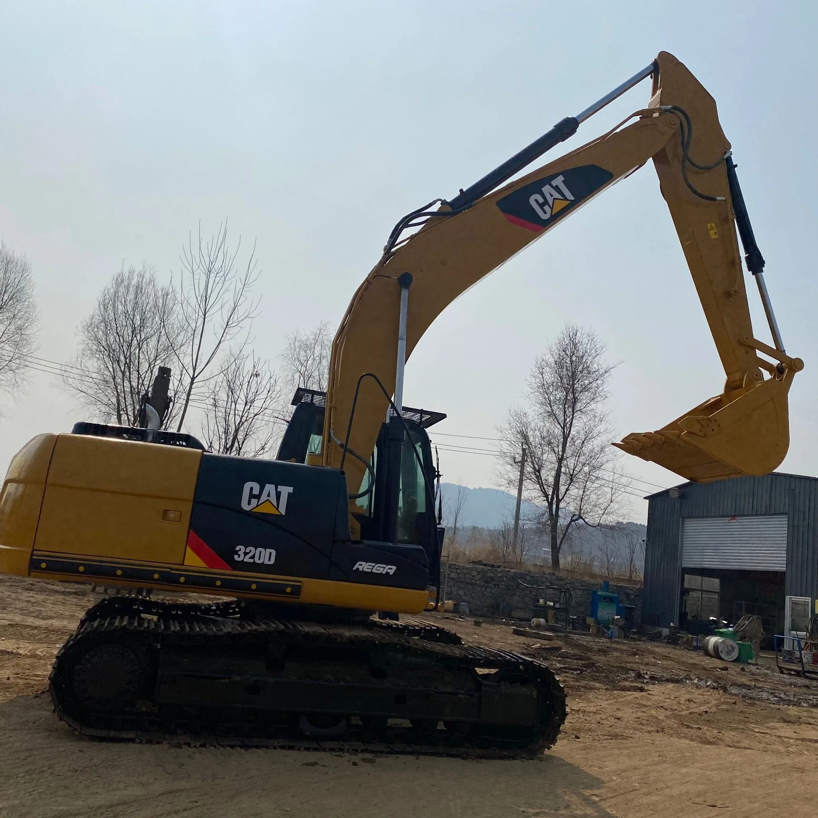 Maquinaria usada para la Agricultura y obras de construcción Caterpillar excavadora 320D en venta