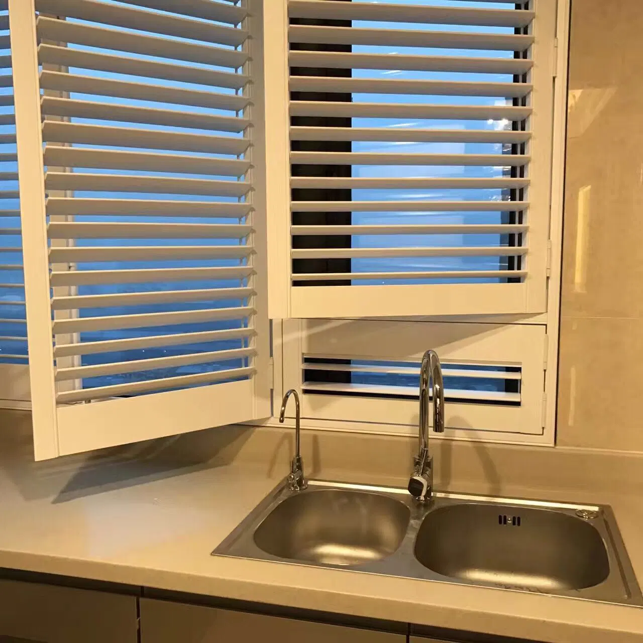 2022 Australia Hampton Style Combo Basesod Hidden Tilt Rod Plantation Blinds Shutters