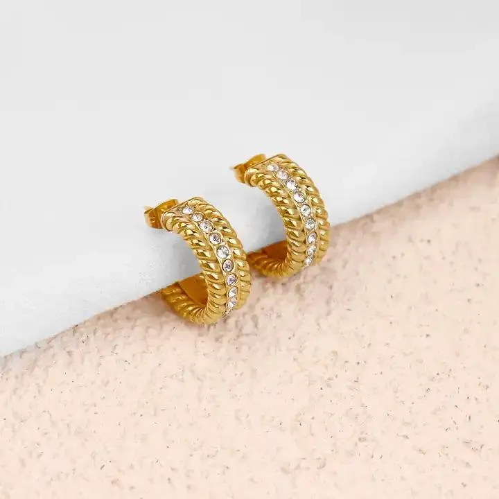 CZ Twisted Hoop Pendientes Waterproof Joyería Acero inoxidable 18K Oro Pendientes cortos de Zircón con torsión en forma de C hipoalergénico