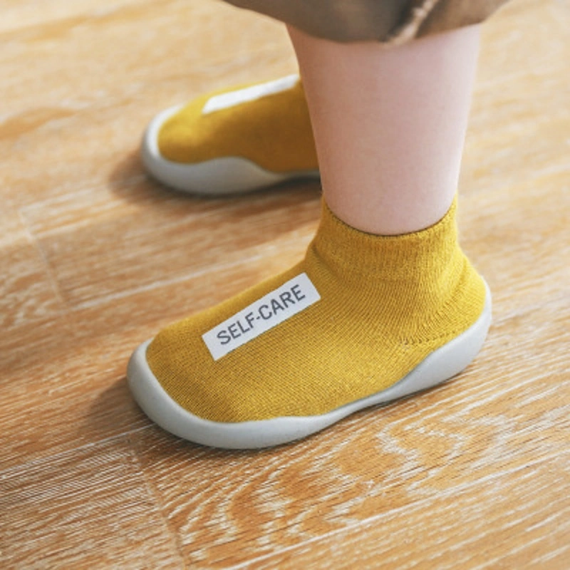 Nouveau-né très petite fille garçons chaussettes en caoutchouc massif semelle, anti-Slip hiver chaud bébé Chaussures de marche chaussons Esg13471