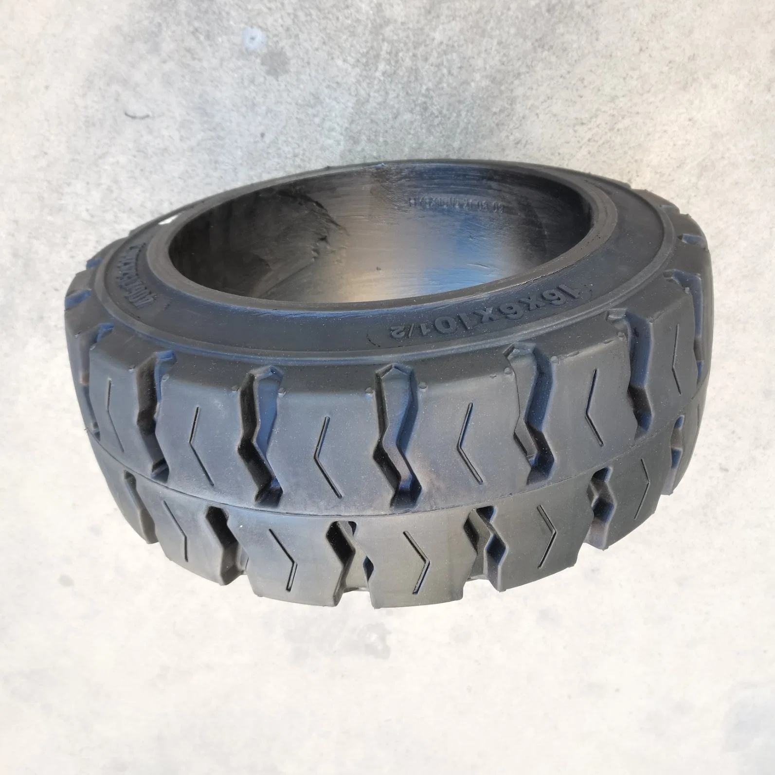 Durable Press on Band Tire Cushion Tire Electric Solid Forklift Tire 21X7X15 26X6X20 22X14X16 Tire Pressed on Solid Tire