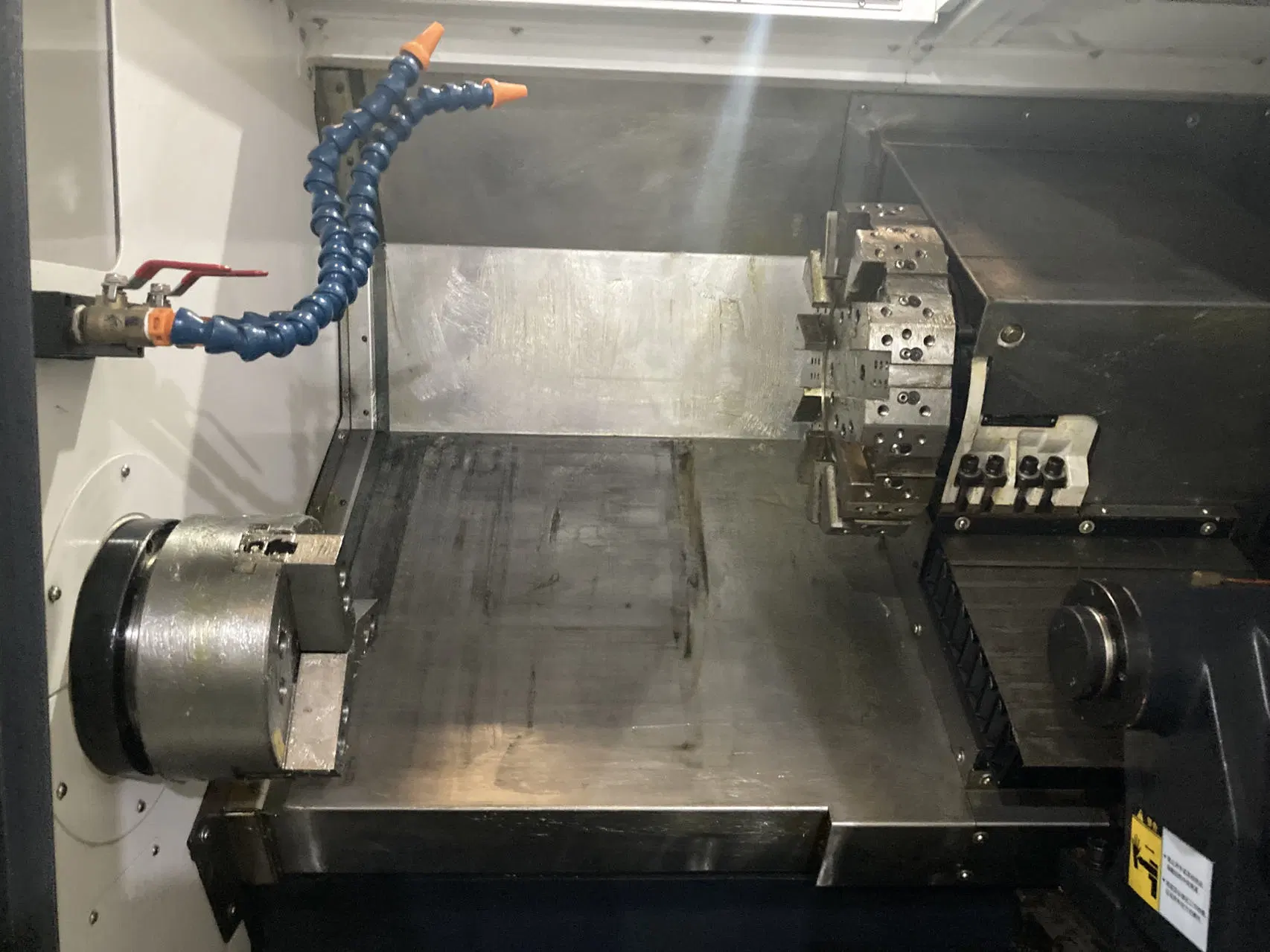 Máquina de torno CNC de cama plana de alta calidad HTC-5661 CNC Herramientas