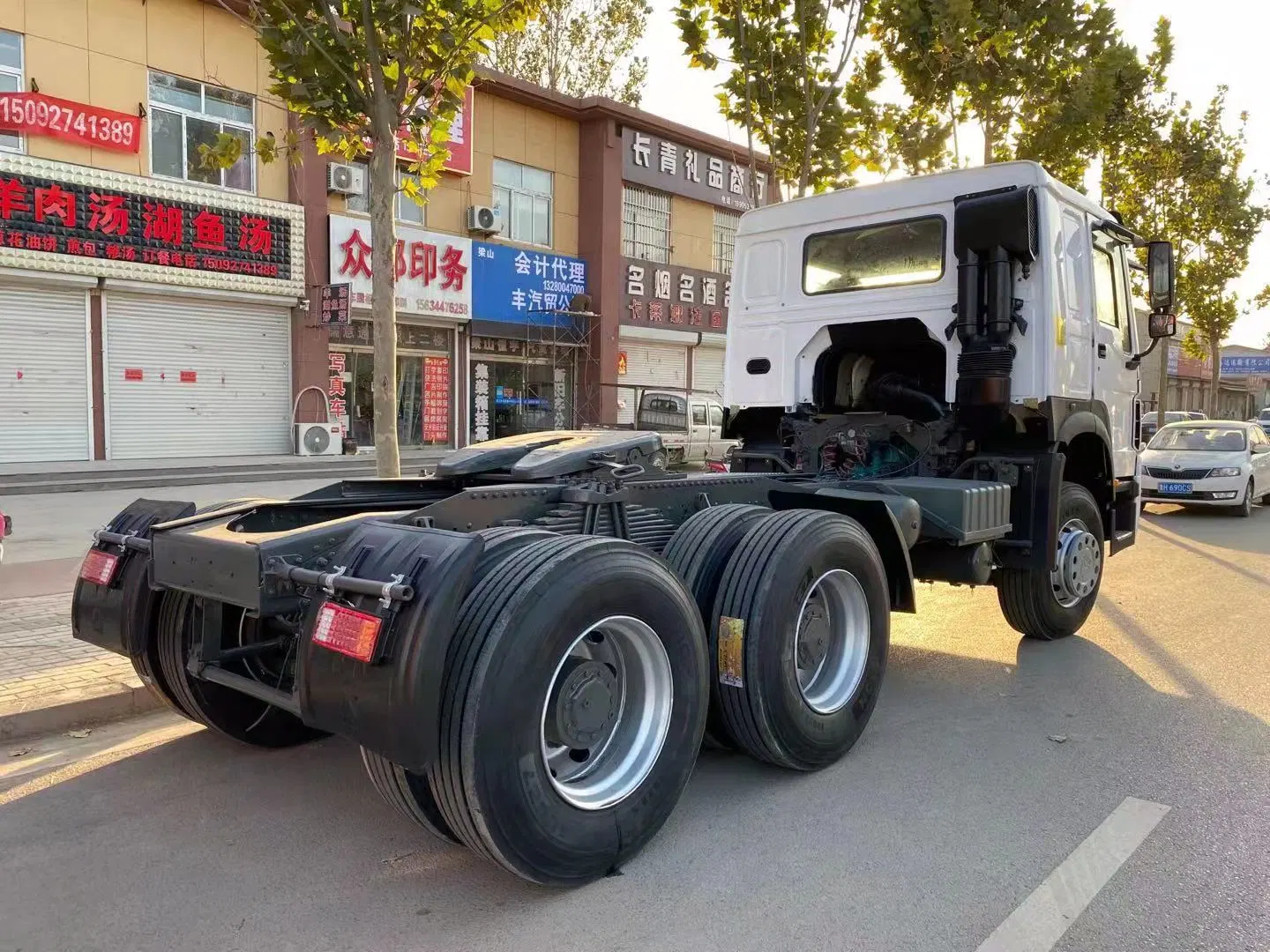 La Chine utilisé Heavy Duty HOWO Camion 6X4 de la tête du tracteur remorque le tracteur chariot pour vendre à l'Afrique