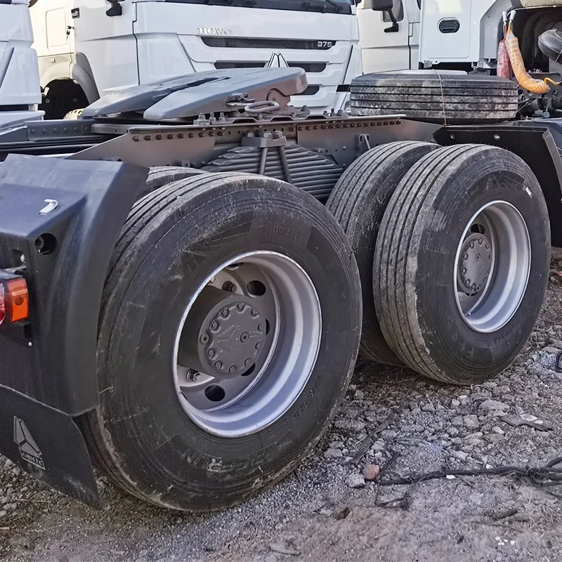 Véhicule principal à service intensif sino Sinotruk HOWO à bas prix Tracteurs camions tête 6X4 tracteur camion à vendre