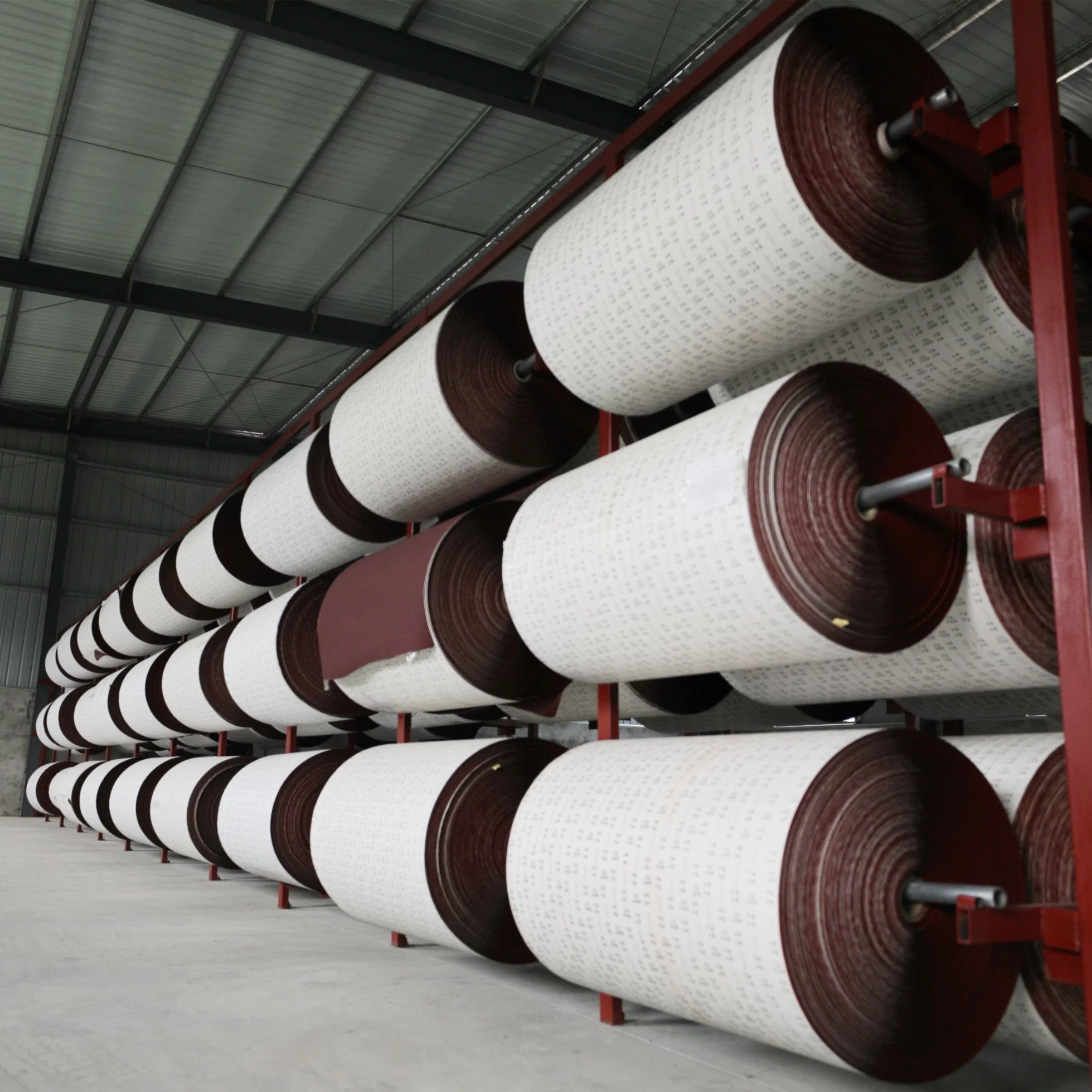 La fábrica China de Velcro abrasivo rojo Jumbo Roll Rollo de papel de lija de rollo de papel de lija de óxido de aluminio Rollo de paños de lijado Wholesale
