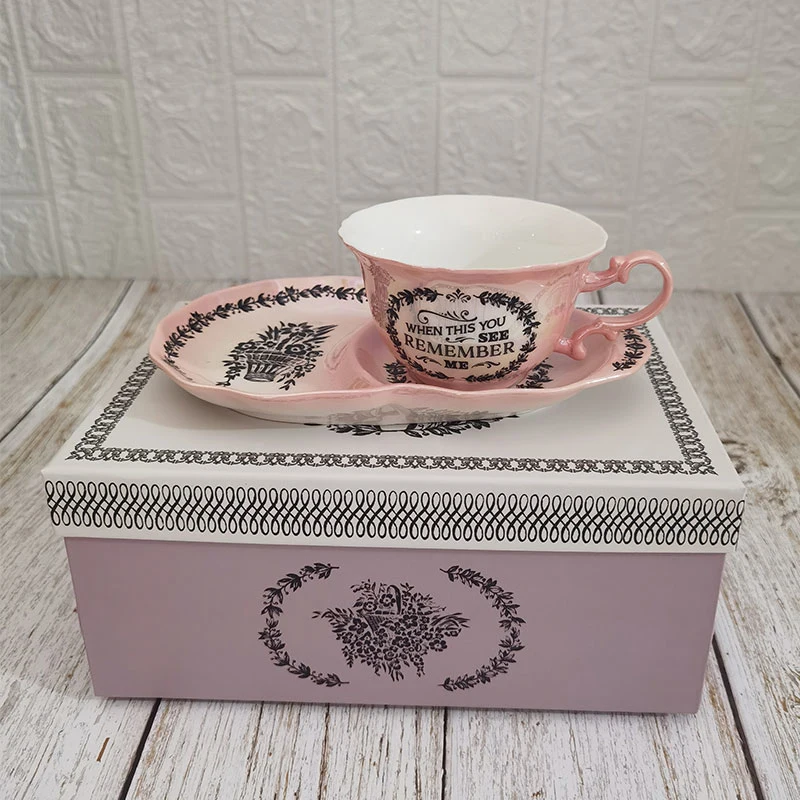 Fabrik Customized Keramik Pink Pearl Luster Glaze Tasse und Untertasse Set mit schwarzem Abziehbild Druck in Geschenkbox