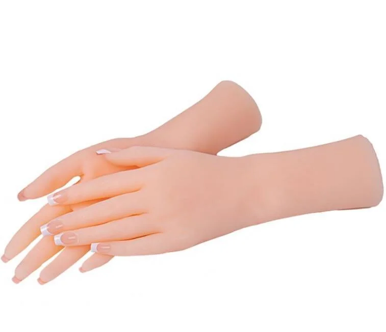 Main de mannequin pour pratiquer les ongles main de pratique