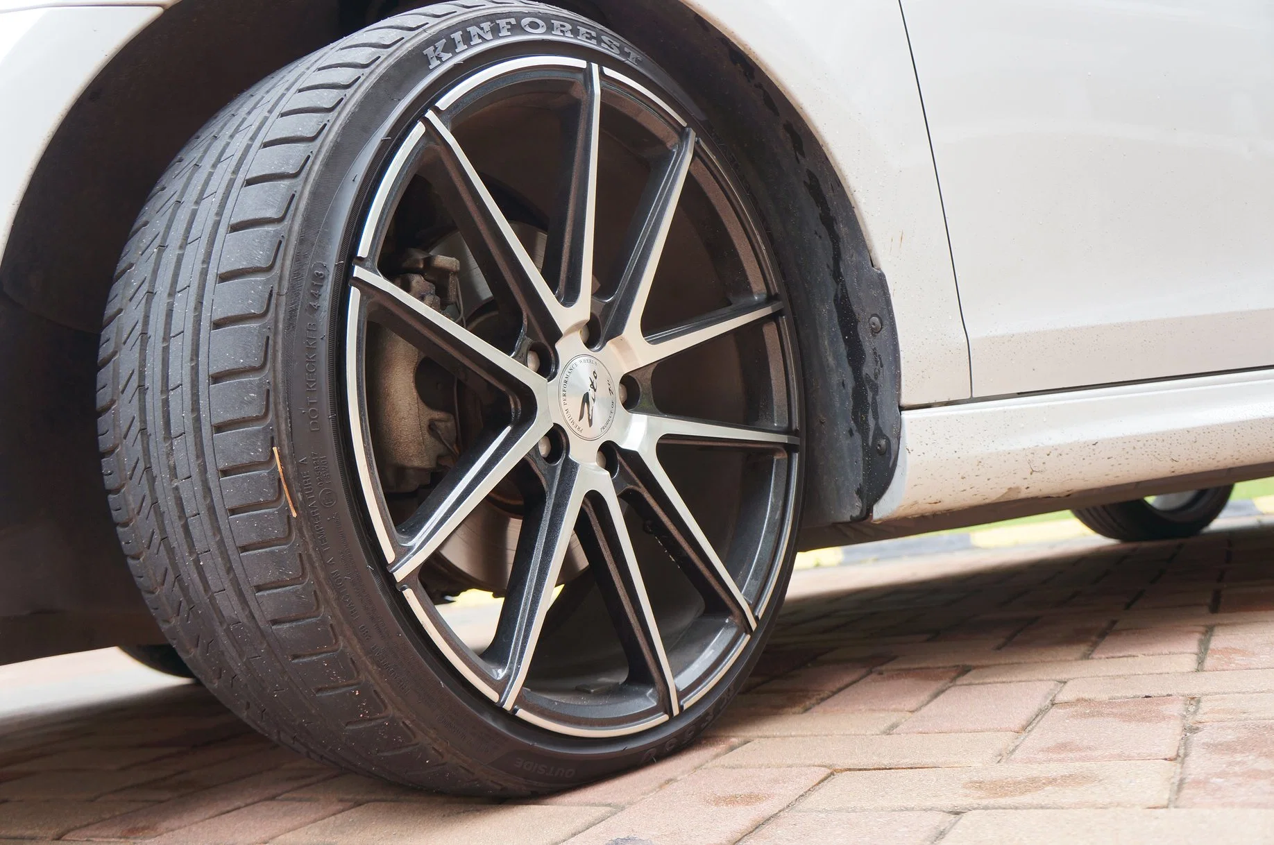 Certifiés au niveau international de haute qualité 235/45ZR18 Pneus PCR pas utilisé les véhicules avec grande usine de production et de la vente directe ultra hautes performances des pneus de voiture