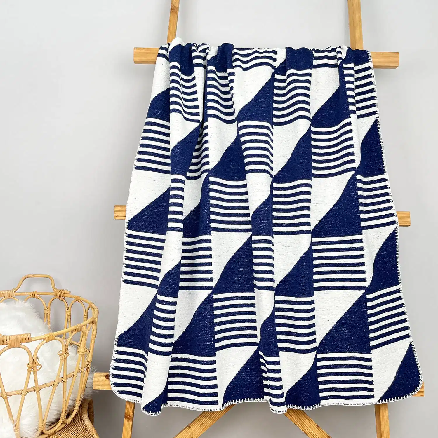 Großhändler Oekotex Navy Chunky Jacquard Geometrische Kuscheldecke Bettüberwurf Gestreifte Couch Picknick Am Strand Sessel Nap Gefüttert Overlock Solid Decke