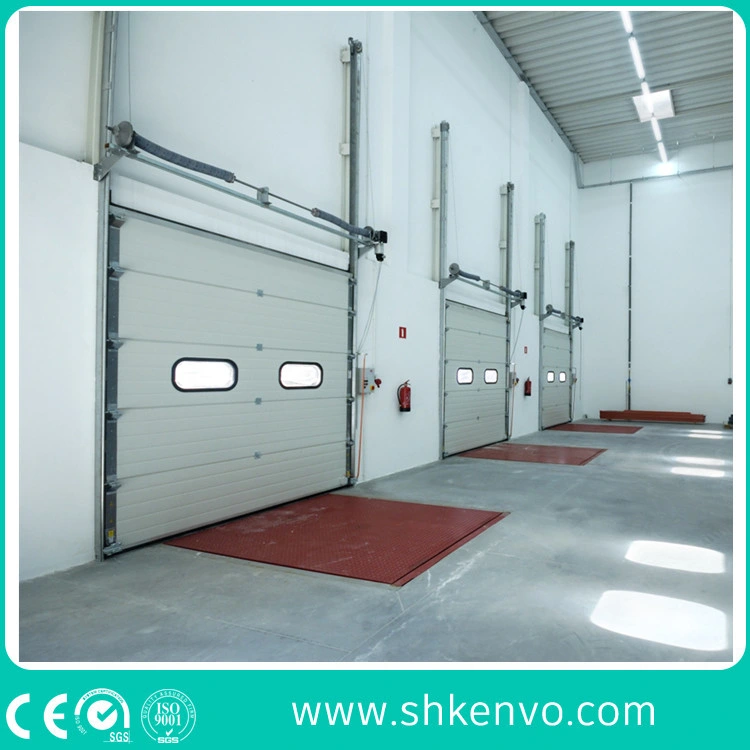 Puerta seccional o de garaje exterior de metal enrollable vertical aislada térmicamente y automática para almacén y muelles de carga.