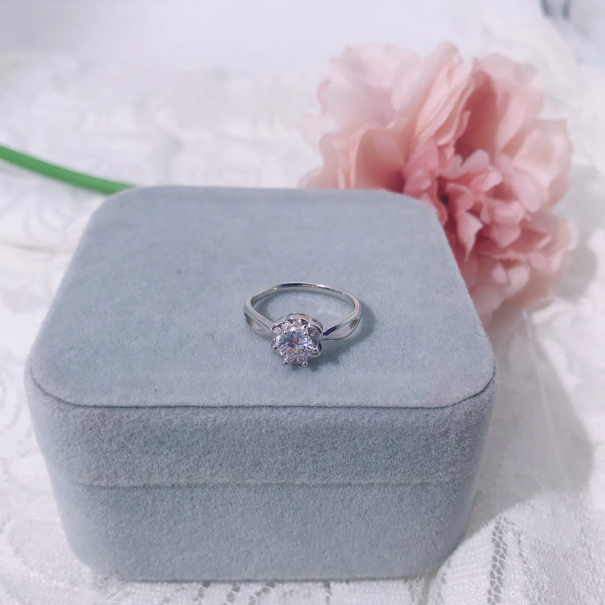 OEM Dem Custom Fashion Wholesale/Supplier 925 Silver Jewelry Solitary Lady Ring New Jewellery Ladies Sterling Gift Classic High Qunlity Pave Zirconia Shine for Women