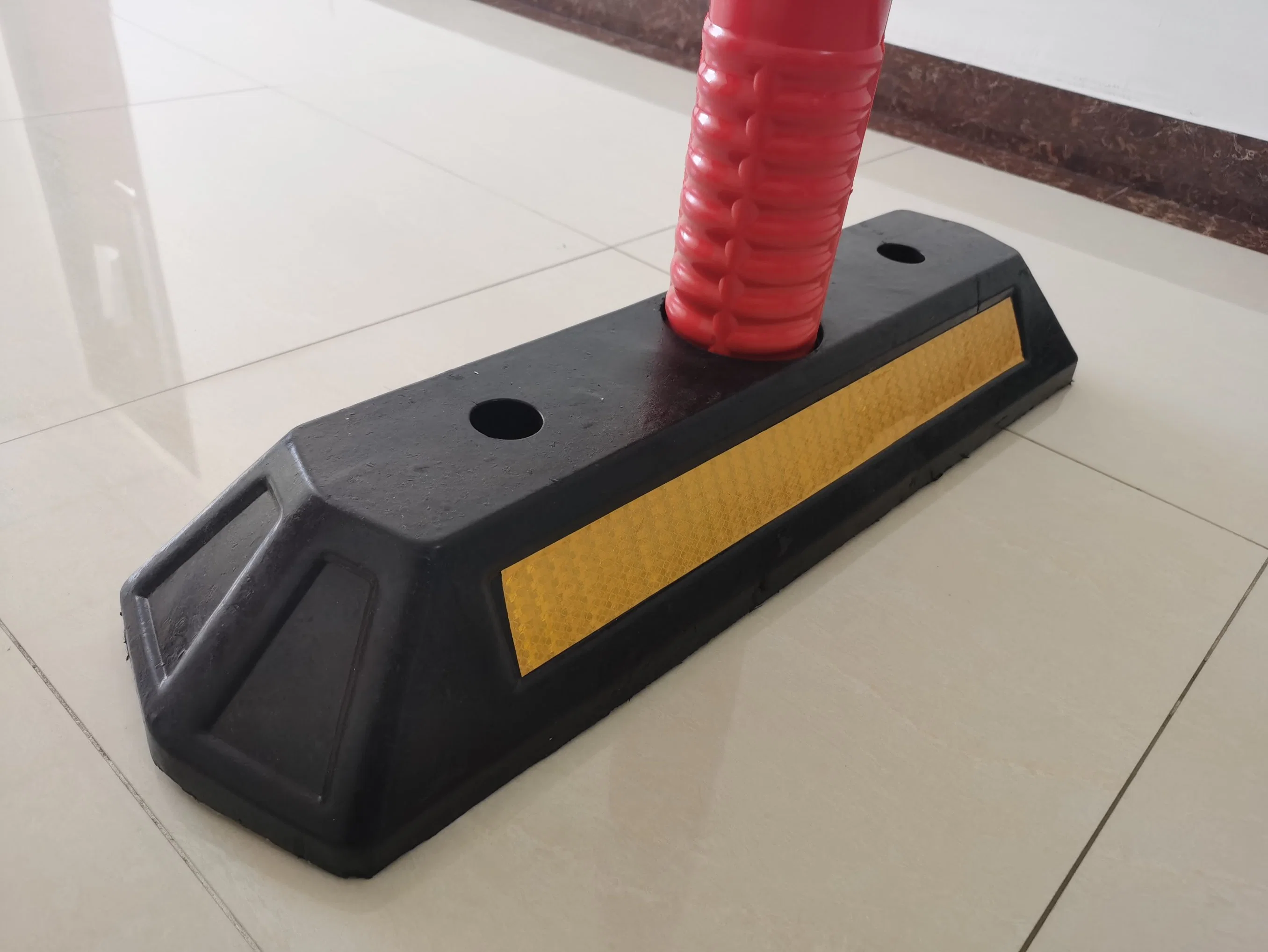 18 Years Supplier Traffic Safety 75cm PU+Balck Base Lane Separator