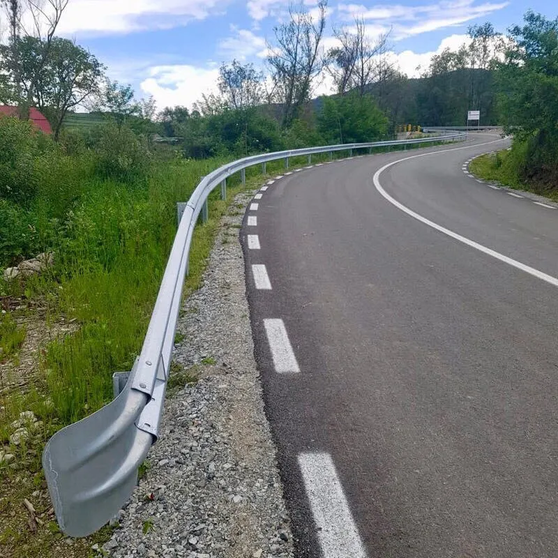 El tráfico de la autopista de la Ronda del guardarraíl estructura Post