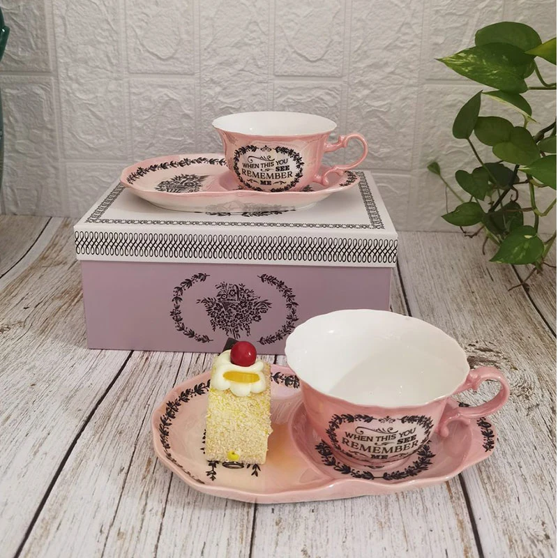 Fabrik Customized Keramik Pink Pearl Luster Glaze Tasse und Untertasse Set mit schwarzem Abziehbild Druck in Geschenkbox